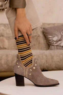 Punky Boots Ante Beige Con Tacón Tachas Oro 7Cm