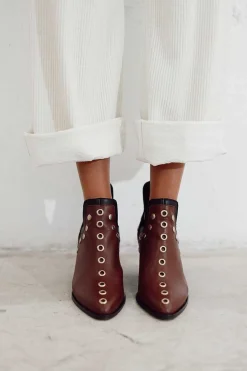Punky Boots Avellana Con Tacón Tachas Oro 7Cm