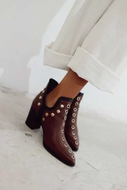 Punky Boots Avellana Con Tacón Tachas Oro 7Cm