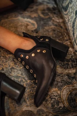 Punky Boots Negras Con Tacón Tachas Doradas 7Cm