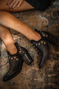 Punky Boots Negras Con Tacón Tachas Doradas 7Cm