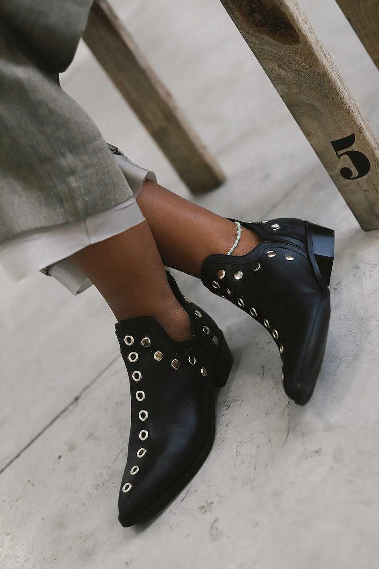 Punky Boots Negras Tachas Doradas 4Cm